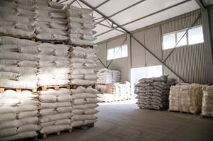 Almacén de alimentos redimensionado. Sacos de arroz, azúcar, harina y otros productos.