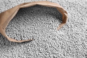 Imagen redimensionada de bolsa de papel y fertilizante químico